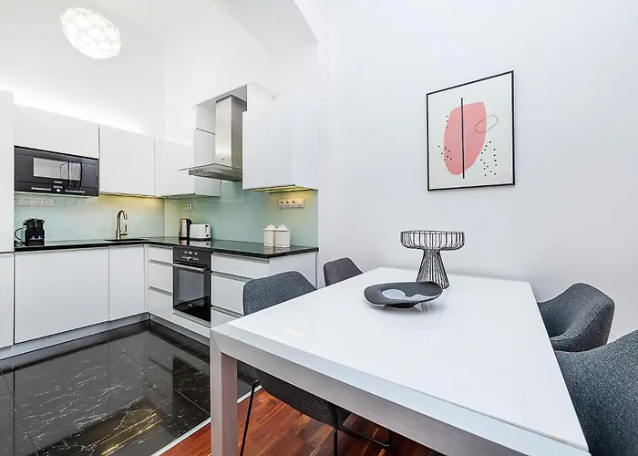 Charming With Balcony In Parizska Street Apartman