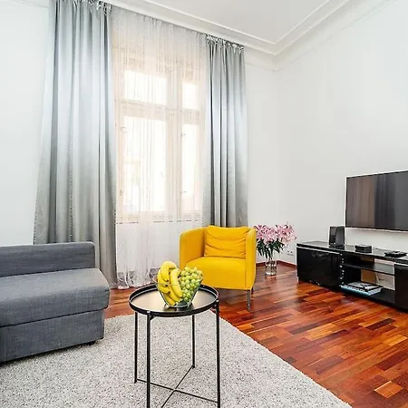 Charming With Balcony In Parizska Street * פראג