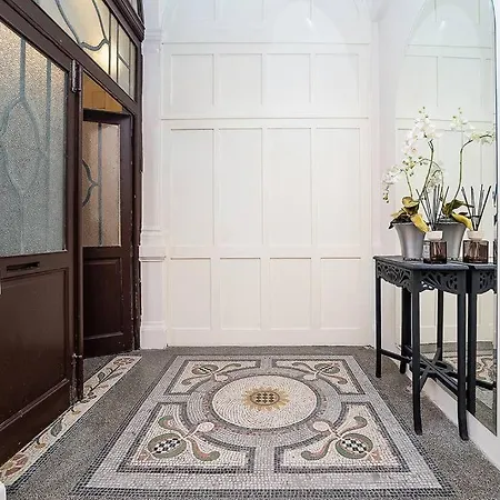 Charming With Balcony In Parizska Street דירה *