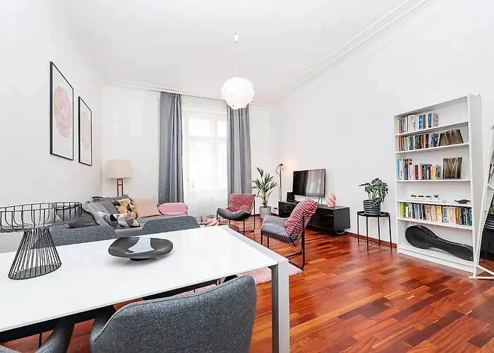 Charming With Balcony In Parizska Street * Praga