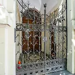 Charming With Balcony In Parizska Street 公寓