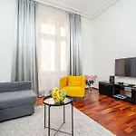 Charming With Balcony In Parizska Street * 布拉格