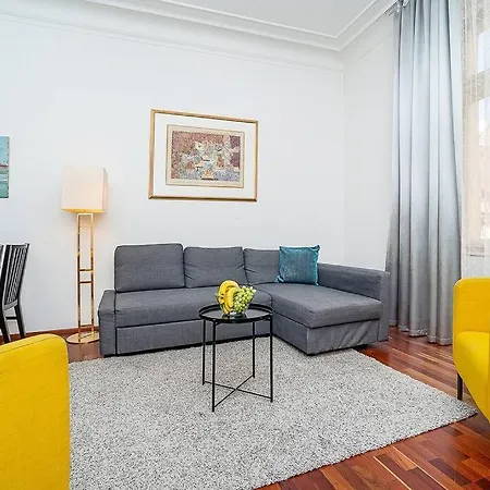 Charming With Balcony In Parizska Street דירה *
