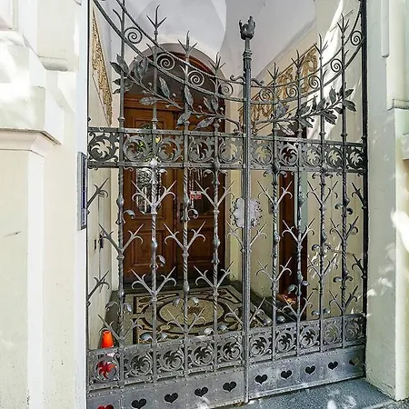 Charming With Balcony In Parizska Street With Free Garage Apartment