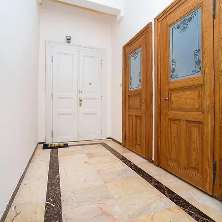 Apartment Charming With Balcony In Parizska Street With Free Garage *