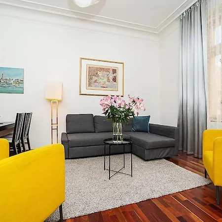 Charming With Balcony In Parizska Street With Free Garage * Prague