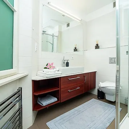 Apartment Charming With Balcony In Parizska Street With Free Garage *