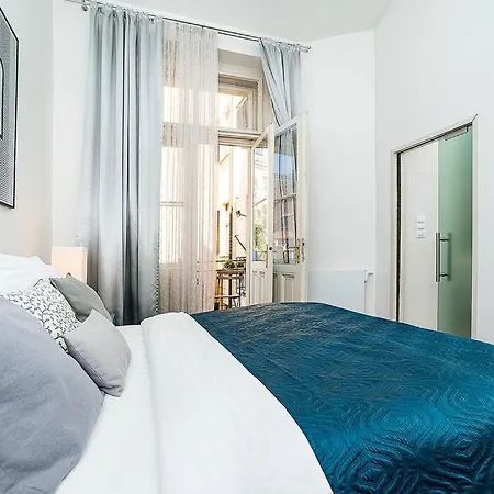 Charming With Balcony In Parizska Street With Free Garage *