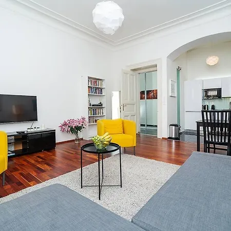 Charming With Balcony In Parizska Street With Free Garage Prague