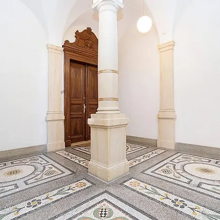 Charming With Balcony In Parizska Street With Free Garage Apartment