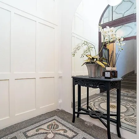 Charming With Balcony In Parizska Street With Free Garage *