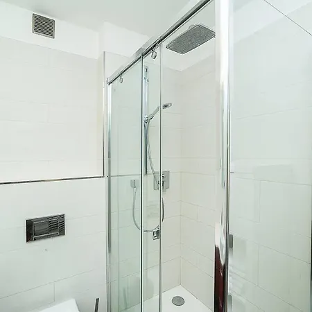 Charming With Balcony In Parizska Street With Free Garage * Prague