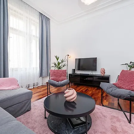 Charming With Balcony In Parizska Street With Free Garage * Prague