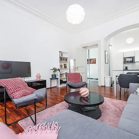 Charming With Balcony In Parizska Street With Free Garage