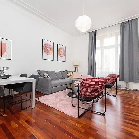 Charming With Balcony In Parizska Street With Free Garage Prague