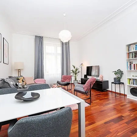Charming With Balcony In Parizska Street With Free Garage * Prague