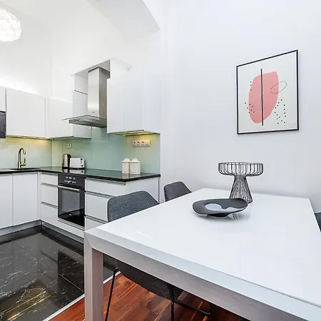 Charming With Balcony In Parizska Street With Free Garage Apartment