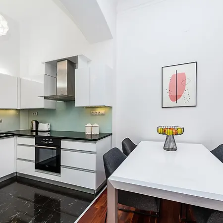 Apartment Charming With Balcony In Parizska Street With Free Garage *