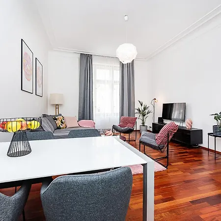 Charming With Balcony In Pařížská Street *