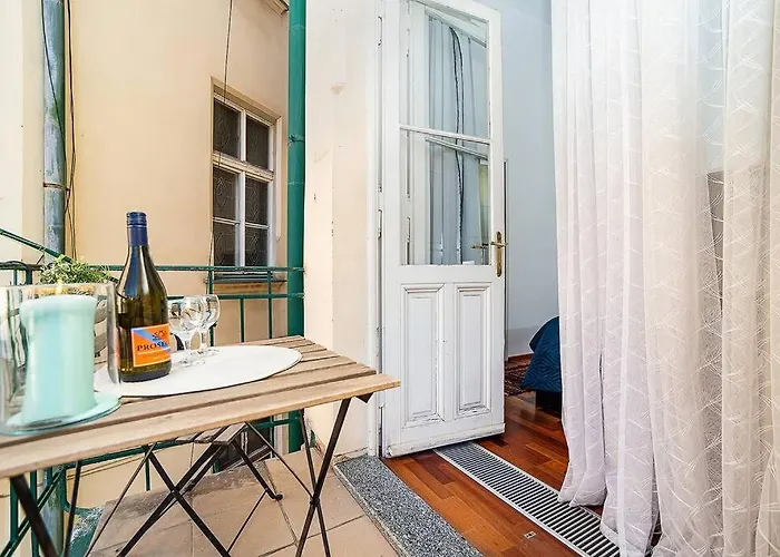 Charming With Balcony In Parizska Street Apartment