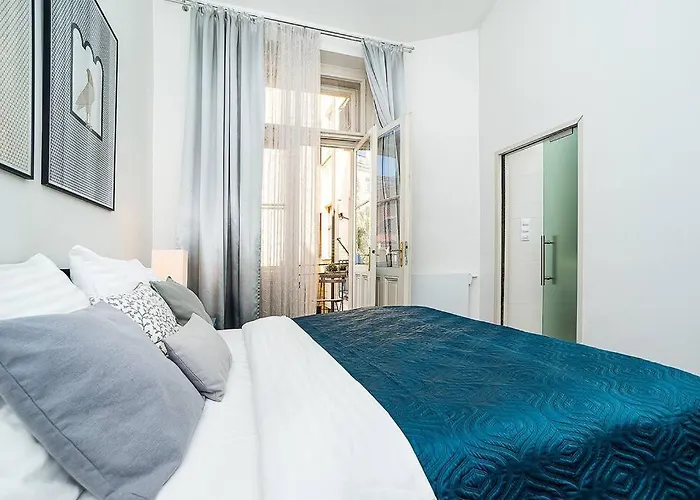 Charming With Balcony In Parizska Street *