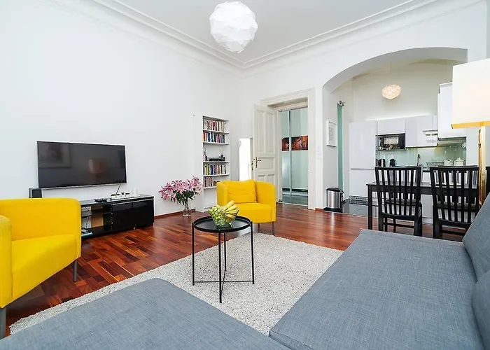 Charming With Balcony In Parizska Street Prag