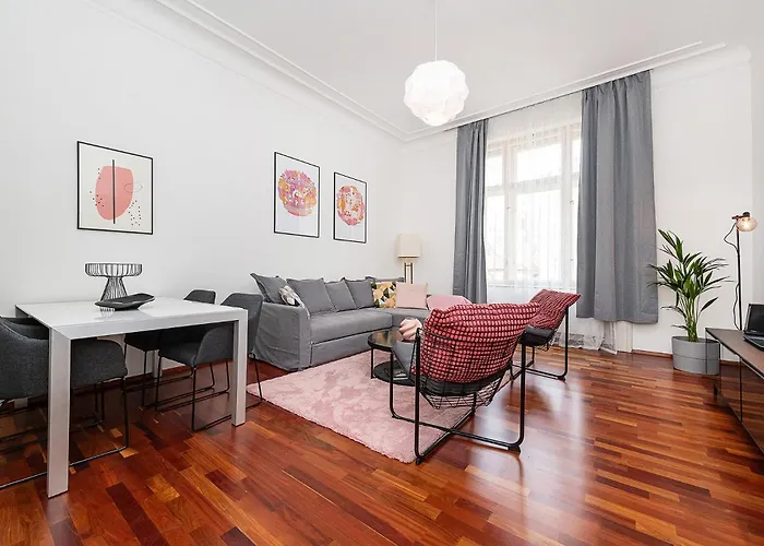 Charming With Balcony In Parizska Street Prag